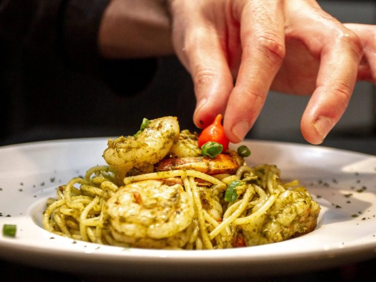 gallery breathe tuscany private chef pesto prawn spaghetti (1)
